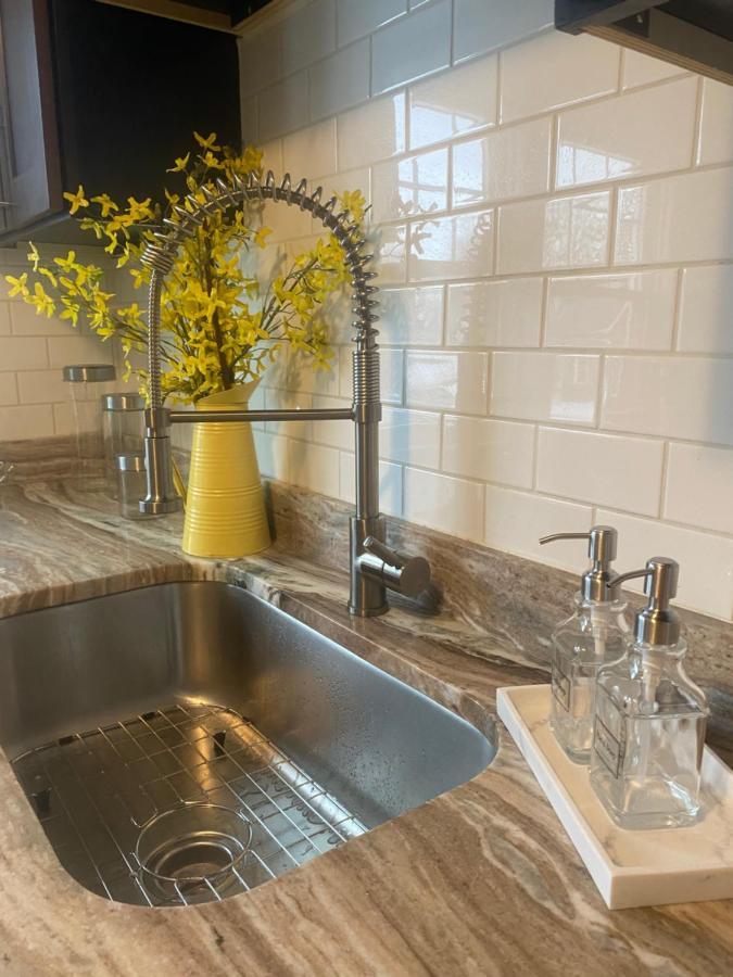 Cozy, Upstairs Apartment Pets Welcome With Fee Family Friendly Close To Everything 클리블랜드 외부 사진